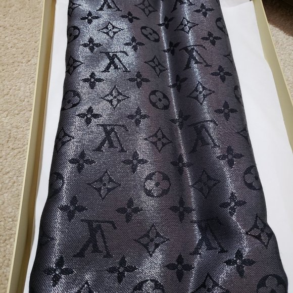 Louis Vuitton MONOGRAM SHINE SHAWL - Picture 1 of 2